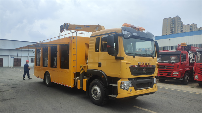 重汽豪沃排水車救險車帶吊